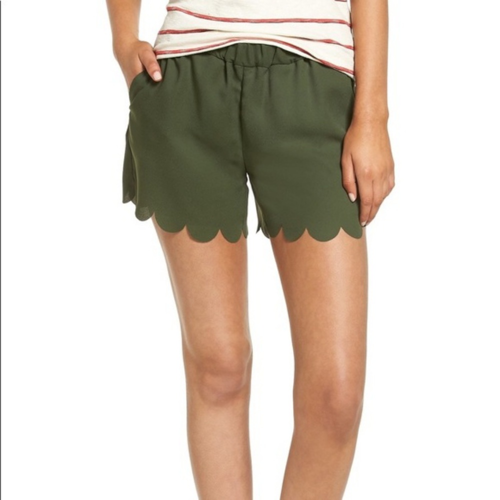 Green Scallop-hem Pull-on Shorts